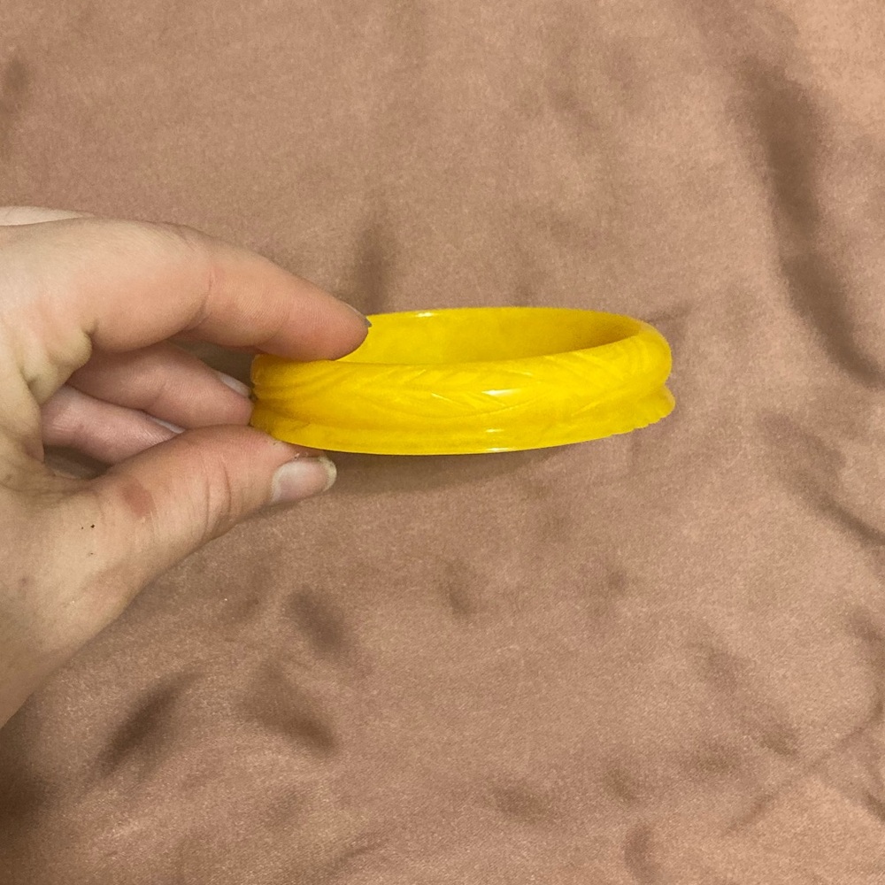 Splendette Classic Midi Yolk Heavy Carve Fakelite Bangle